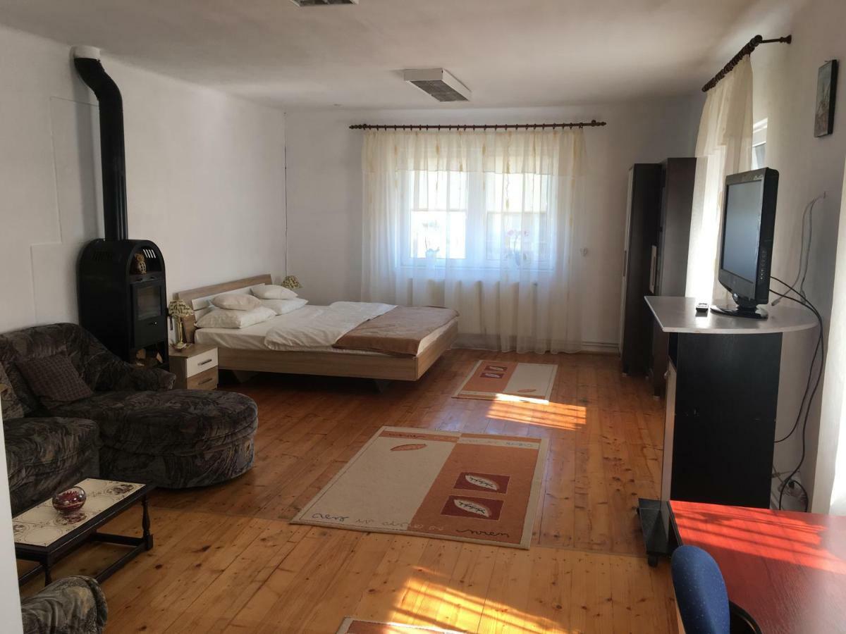 Brick Airport Apartment Cristian  Exterior photo