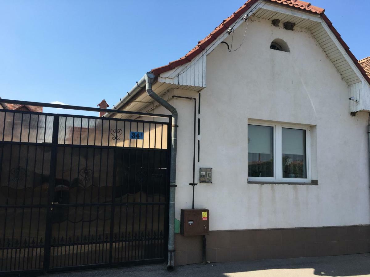 Brick Airport Apartment Cristian  Exterior photo